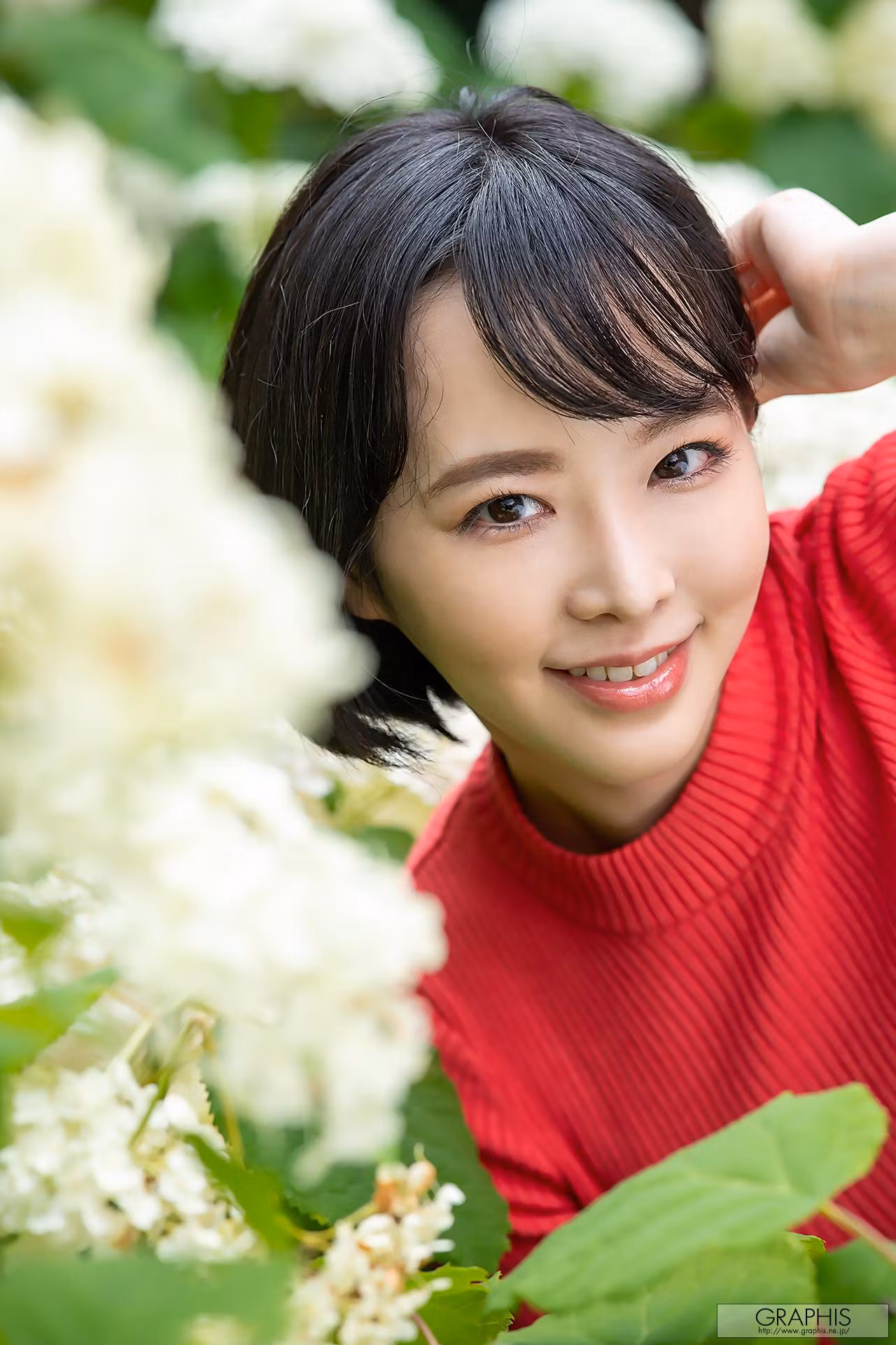 三宫つばき身穿深蓝色蕾丝透视内衣靠在木门旁眼神妩媚摆拍